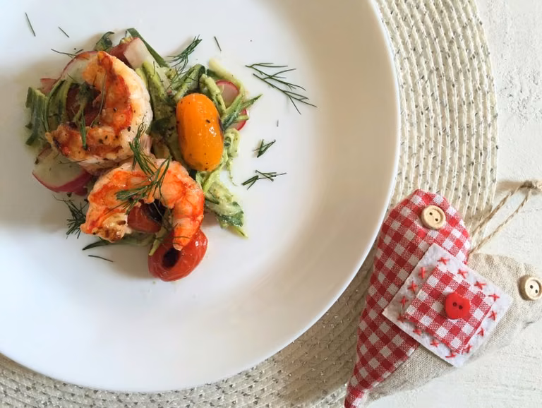PIĄTEK: SPAGHETTI Z CUKINII Z KREWETKAMI I PESTO