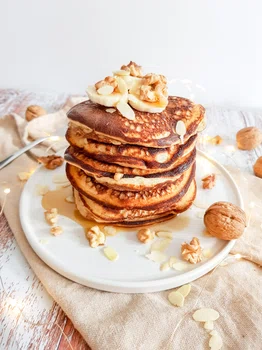 Proteinowe pancakes z bananem i orzechami