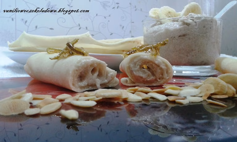 Bezglutenowe naleśniki z kremem bananowym.