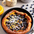 Pieczony naleśnik dutch baby z borówkami