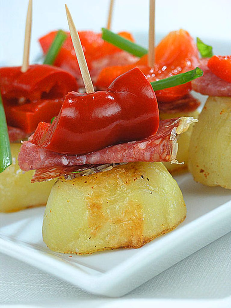 Koreczki imprezowe z pieczonych ziemniaków, z salami i marynowaną papryką