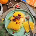 Świąteczny łosoś w pomarańczach, z serem żółty na pierzynce z pure z brokuła