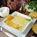 Zupa czosnkowa z chipsem serowym