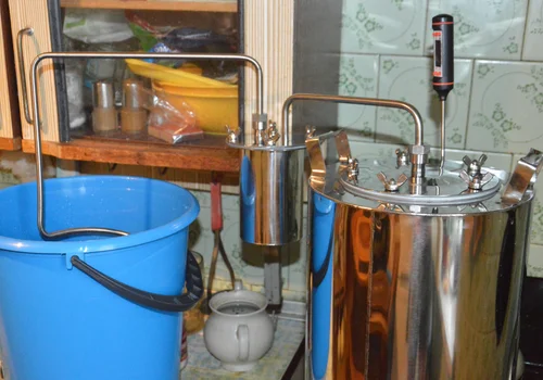 Polacy wymyślili system ogrzewania domów bimbrem! Fotowoltaika i pompy ciepła mają konkurencję!