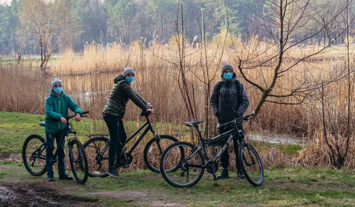 Czy jadąc rowerem musimy mieć maskę? Jakie są wyjątki?