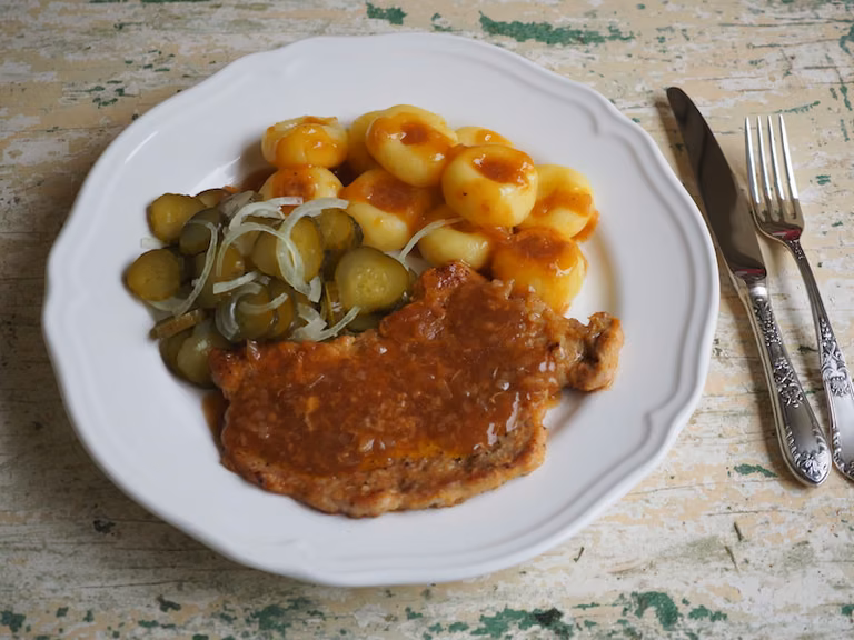 Bitki wieprzowe w sosie własnym. Przepis krok po kroku.