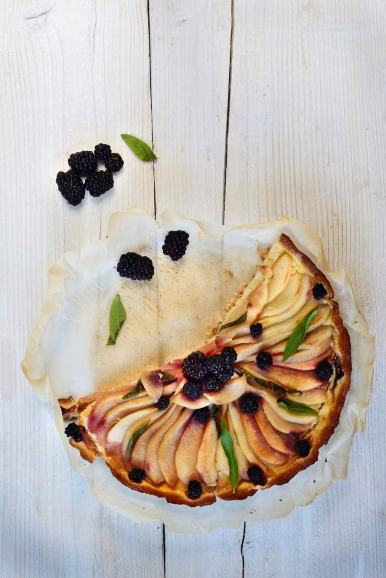 TARTA Z JABŁKAMI I JEŻYNAMI