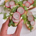 Grzanki z mozzarellą, rukolą i rzodkiewkami
