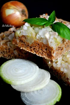 Pełnoziarnista focaccia z cebulą