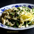 Makaron carbonara z zielonym groszkiem i groszkiem cukrowym