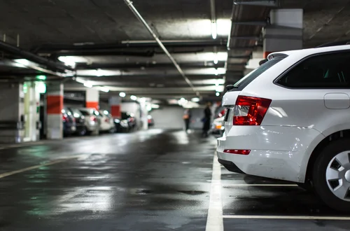 Koniec z obowiązkowymi parkingami!? Rząd planuje rewolucję w budownictwie!