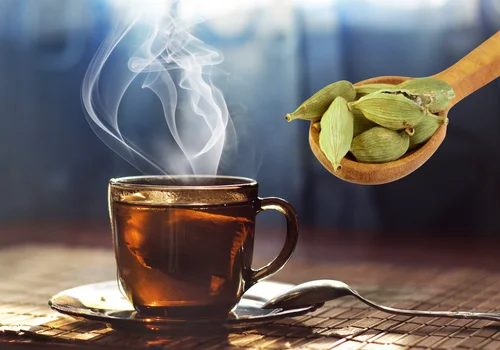 Włóż kilka ziarenek kardamonu do herbaty – rozgrzeje i poprawi trawienie po ciężkim posiłku!