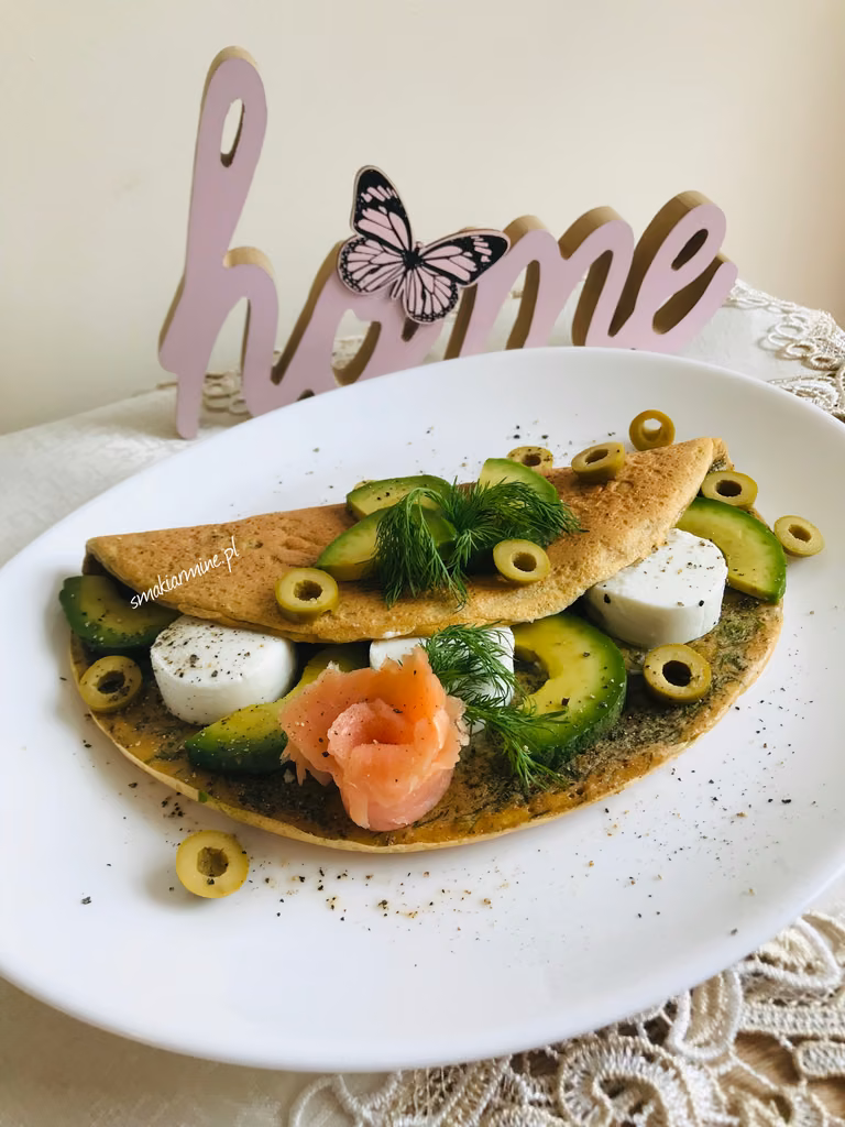 Omlet kukurydziano- koperkowy z oliwkami z kozim serem i awokado