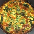 Tarta na kalafiorowym cieście z groszkiem i szpinakiem