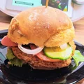 Wegańskie burgery z cieciorki i czerwonej fasoli w pszennej bułce