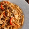 Makaron chow mein z kurczakiem i warzywami