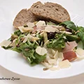 Miks sałat z szynką parmeńską, oliwkami, ziarnami słonecznika i pestkami dyni