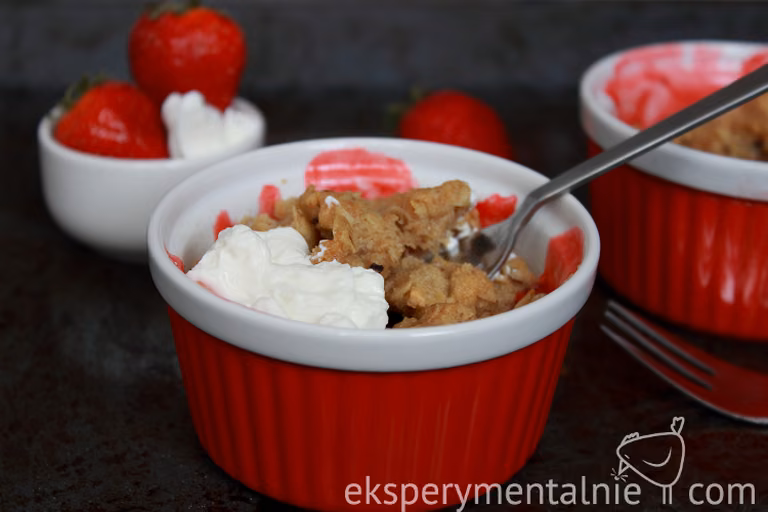 Crumble z rabarbarem i truskawkami
