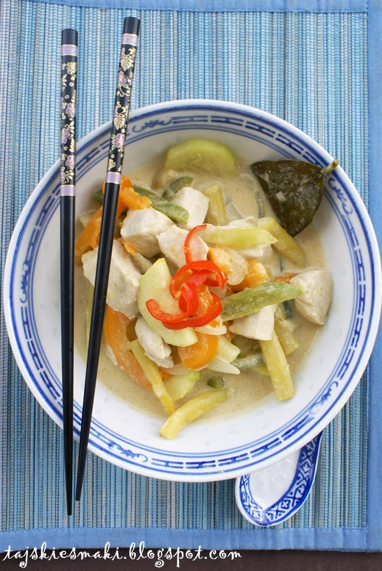 Zielone curry z cukinią, fasolką szparagową i kurczakiem