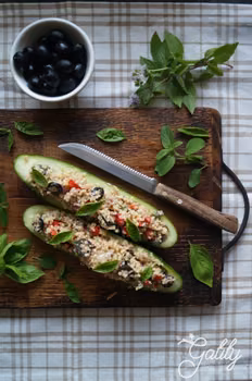 Zielone ogórki faszerowane tuńczykiem i kaszą bulgur