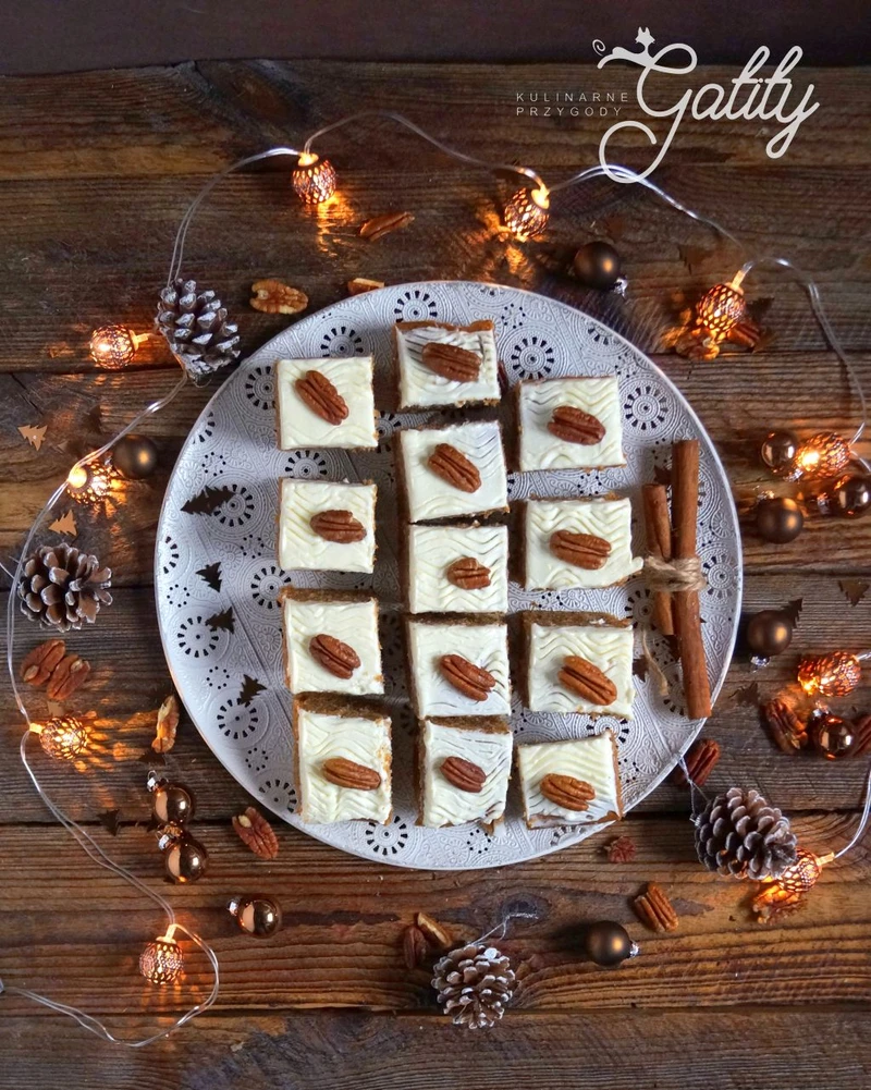 Ciasto marchewkowe z białą polewą i orzechami pekan