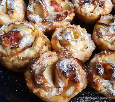Różyczki z jabłkami na kruchym cieście