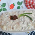 Śledzie w sosie chrzanowym z rodzynkami.