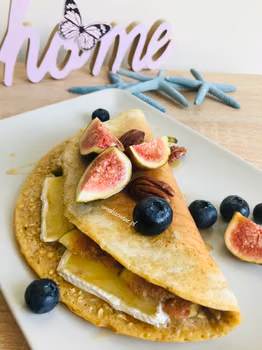 Omlet owsiany z camembertem i figami