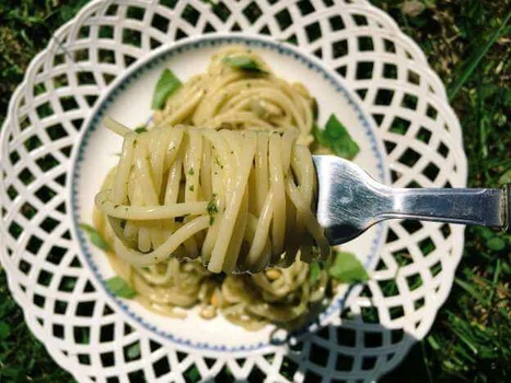 ŚRODA: SPAGHETTI Z BAZYLIOWO-MIĘTOWYM PESTO