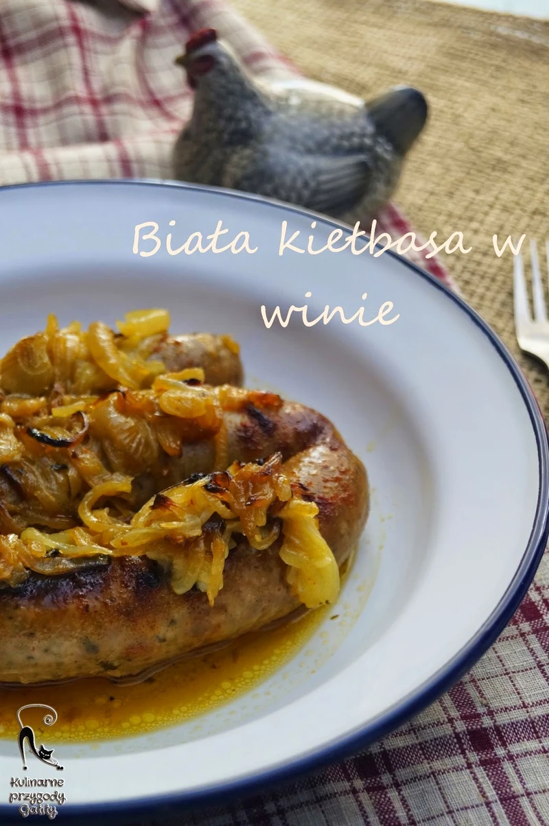 Biała kiełbasa pieczona z cebulą w białym winie