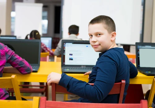 Darmowe Laptopy dla uczniów: Kto dostanie je pierwszy , a kto poczeka do końca roku?