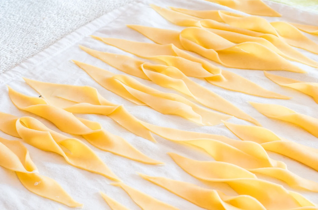 Tylko w ten sposób zrobisz najlepsze faworki! Jeden trik zmienia wszystko