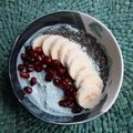 Owsianka z bananem, chia, nasionami granatu i spiruliną
