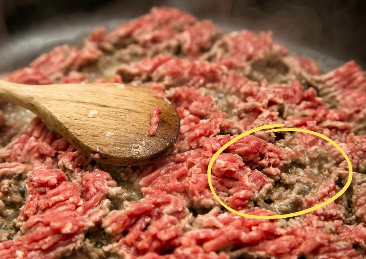 Nie popełniaj tego błędu, gdy podsmażasz mięso mielone na patelni! Może przez to stracić smak!