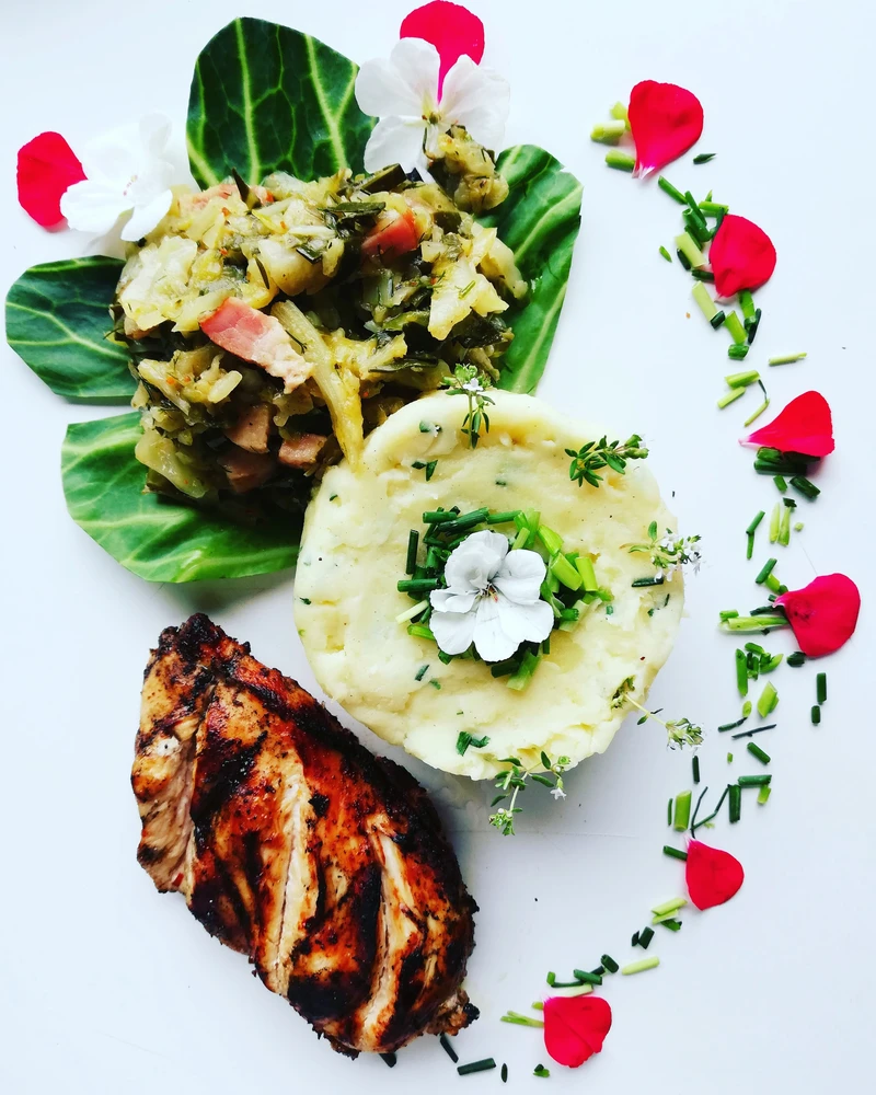 Grillowany filet z kurczaka z puree szczypiorkowym i zasmażaną kapustą
