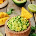 PIKANTNE GUACAMOLE Z MANGO