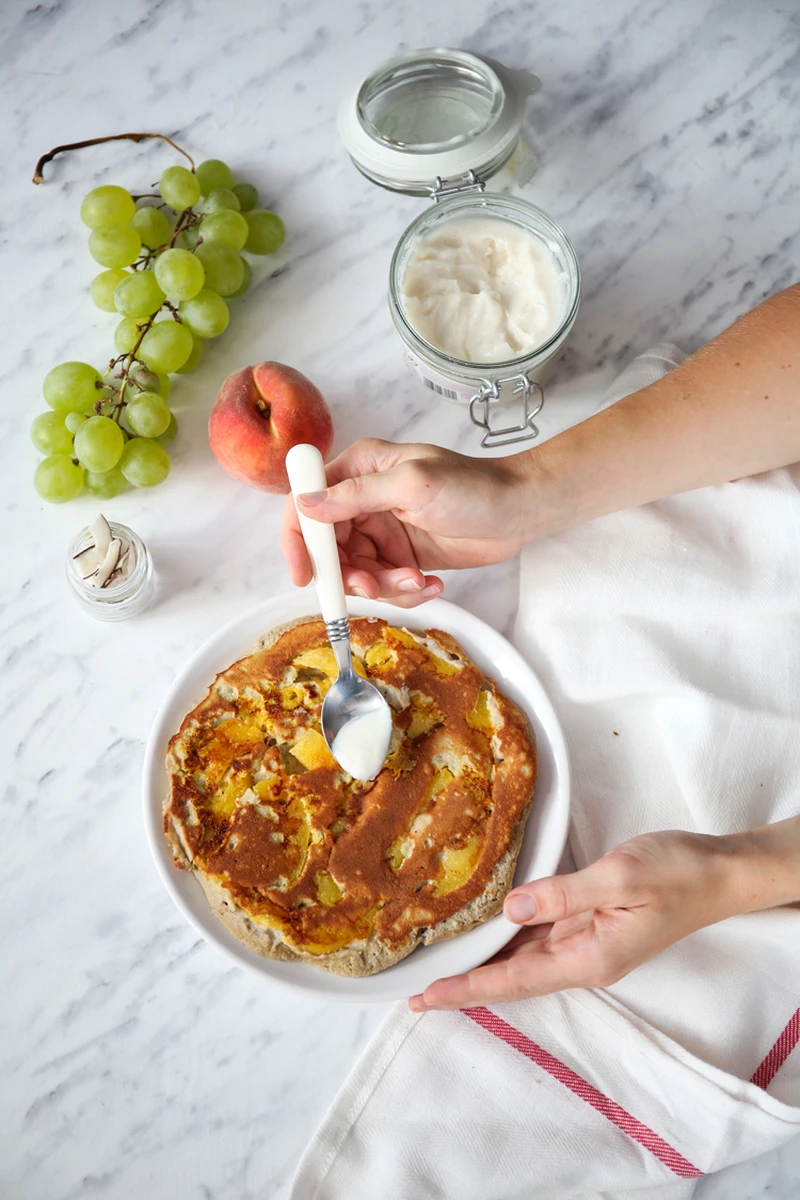Zdrowy omlet z brzoskwiniami