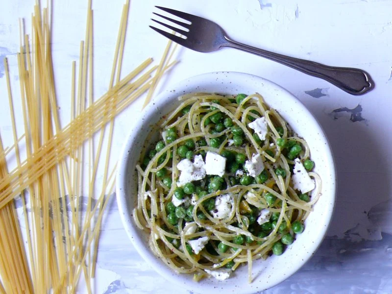 SPAGHETTI Z GROSZKIEM I SEREM FETA