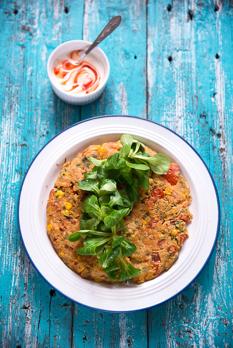 Pomidorowy omlet z kukurydzą