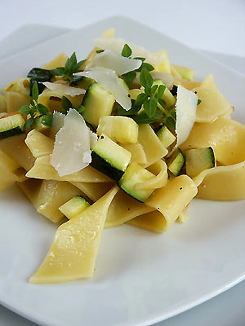 Bardzo urocze tagliatelle w kolorze zielonym z cukinią i bazylią