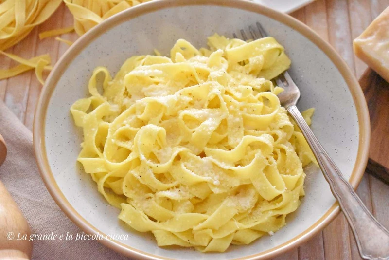 Fettuccine Alfredo - makaron z maślanym sosem i parmezanem