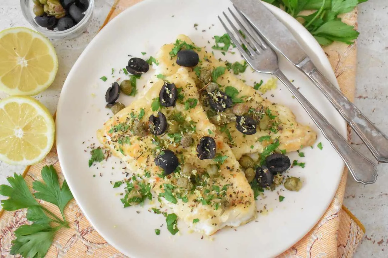 Dorsz w ziołach z oliwkami i kaparami