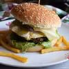 Burgery wołowe z jajkiem sadzonym i sosem czosnkowym