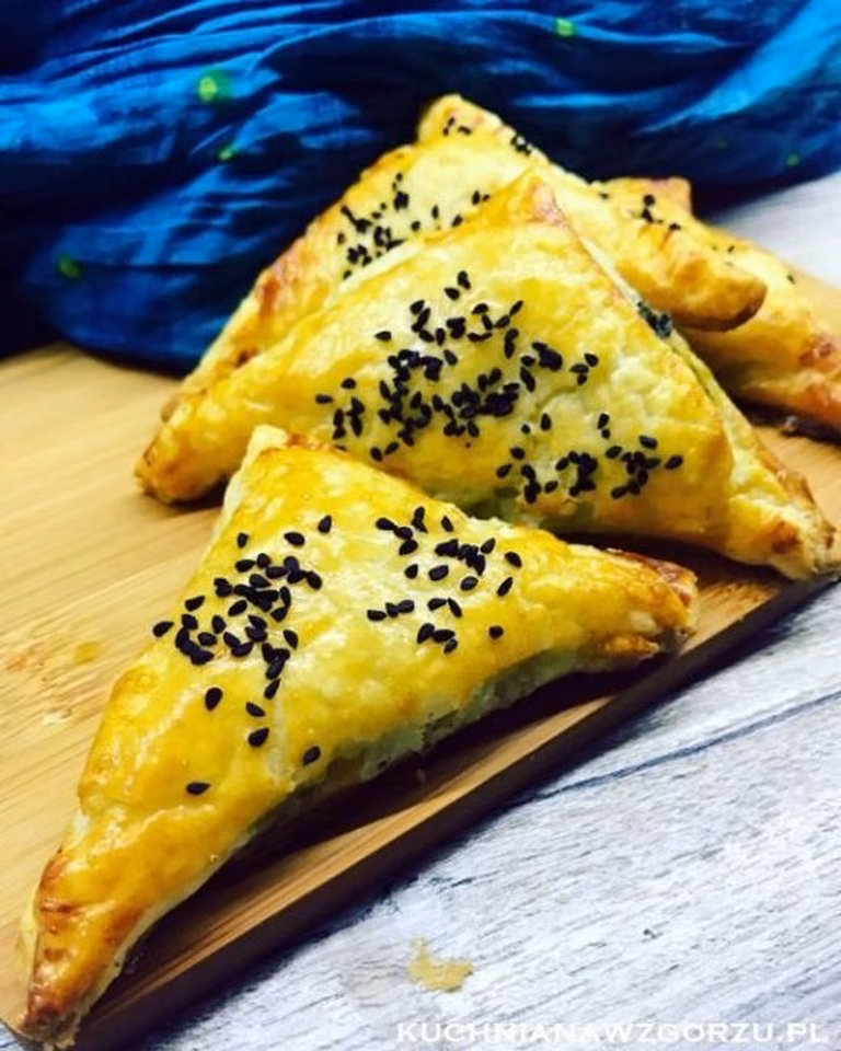 Pierogi z ciasta francuskiego ze szpinakiem i fetą
