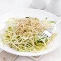SPAGHETTI Z POMIDORKAMI, KABACZKIEM I PARMEZANEM