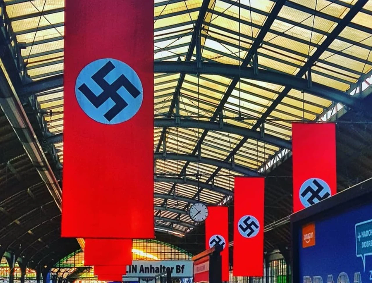 Flagi ze swastykami zawisły na dworcu we Wrocławiu! Podróżni nie kryli zdziwienia