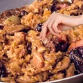 Wsyp to do kapusty i zamieszaj. Bigos nabierze głębokiego smaku jak nigdy wcześniej