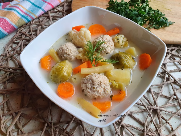 Zupa jarzynowa z klopsikami