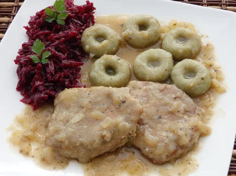Schab duszony w sosie cebulowym