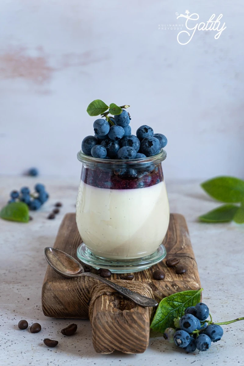 Panna cotta caffe latte z borówką amerykańską